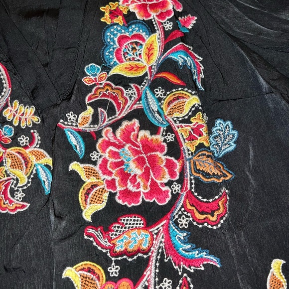 NWT SAVANNA JANE ANDREE BY UNIT Floral Embroidered Blouse with Bell Sleeves - Picture 5 of 14